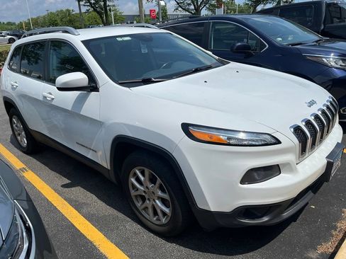Used 2017 Jeep Cherokee Latitude w/ Cold Weather Group FWD image 2