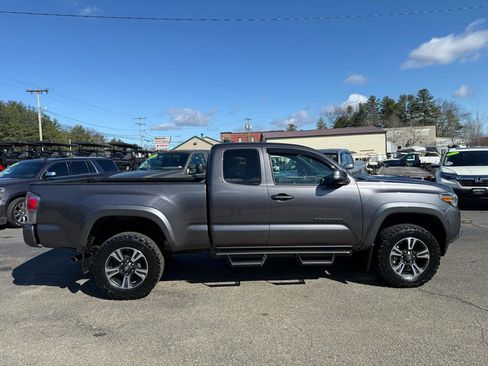 Used 2016 Toyota Tacoma TRD Sport image 14