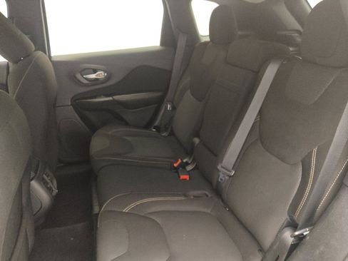 Used 2016 Jeep Cherokee Latitude w/ Cold Weather Group image 18