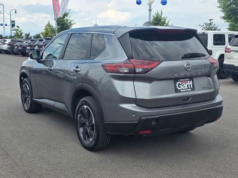 Used 2024 Nissan Rogue SV image 8
