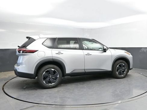 Used 2025 Nissan Rogue SV AWD/4WD image 2