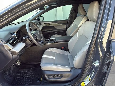 Used 2025 Toyota Camry SE image 11
