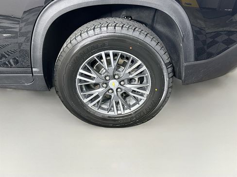 Used 2025 Chevrolet Traverse LT image 11