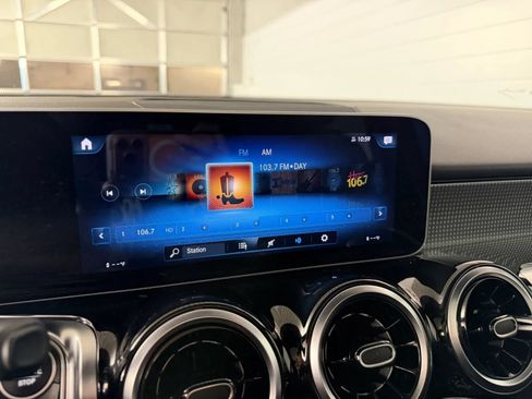 Used 2021 Mercedes-Benz GLB 250 4MATIC image 22