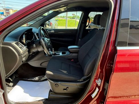 Used 2019 Jeep Grand Cherokee Laredo AWD/4WD image 16
