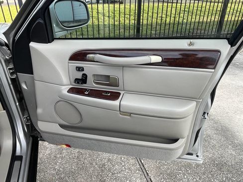 Used 2006 Lincoln Town Car Signature Limited image 20