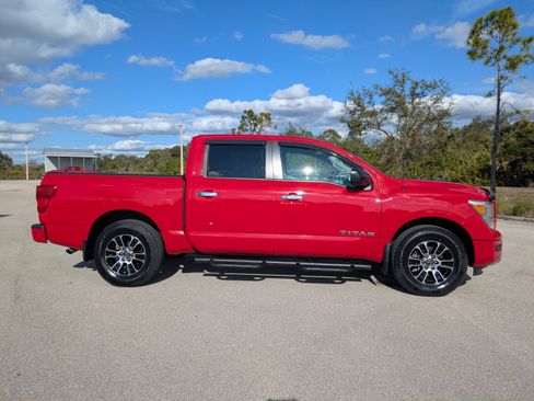Used 2021 Nissan Titan SV w/ SV Convenience Package image 4