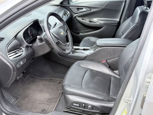 Used 2017 Chevrolet Malibu LT w/ Leather Package FWD image 9