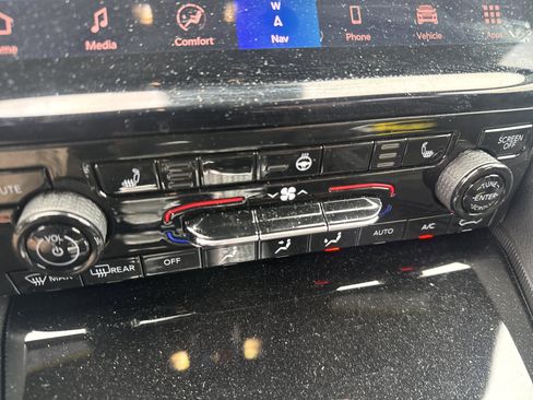 Used 2025 Jeep Grand Cherokee L Limited image 29