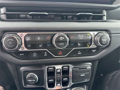 Used 2024 Jeep Wrangler Sahara image 29