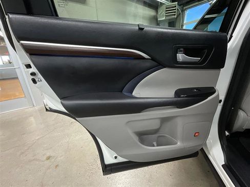 Used 2016 Toyota Highlander Limited image 21