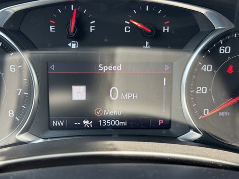 Used 2024 GMC Terrain SLT w/ Infotainment Package II image 3