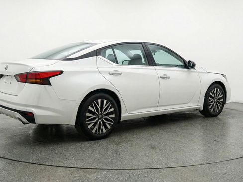 Used 2025 Nissan Altima 2.5 SV image 9