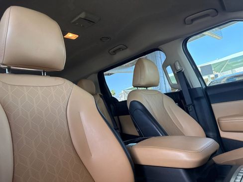 Used 2024 Kia Carnival EX FWD image 17