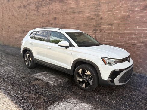 Used 2025 Volkswagen Taos SE AWD/4WD image 7