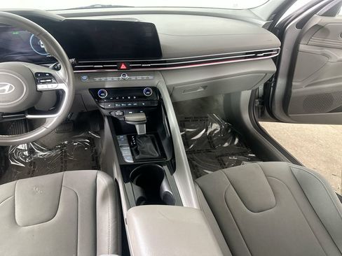 Used 2025 Hyundai Elantra SEL FWD image 19