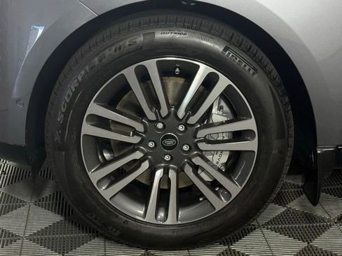 New 2025 Land Rover Range Rover Long Wheelbase SE image 12