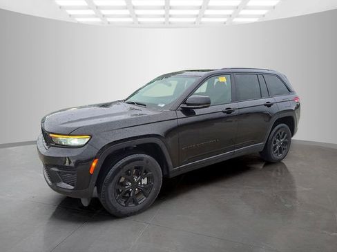 Used 2025 Jeep Grand Cherokee Altitude AWD/4WD image 5