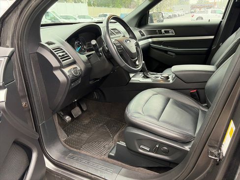 Used 2017 Ford Explorer XLT w/ Equipment Group 202A AWD/4WD image 10
