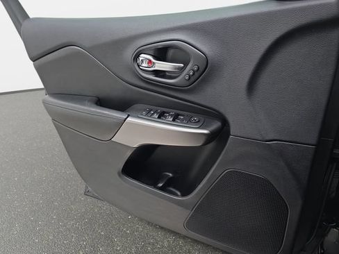 Used 2019 Jeep Cherokee Limited AWD/4WD image 25