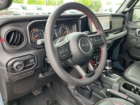 Used 2024 Jeep Wrangler Unlimited Rubicon AWD/4WD image 4