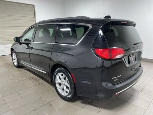 Used 2017 Chrysler Pacifica Touring-L Plus w/ Uconnect Theatre Group FWD image 6