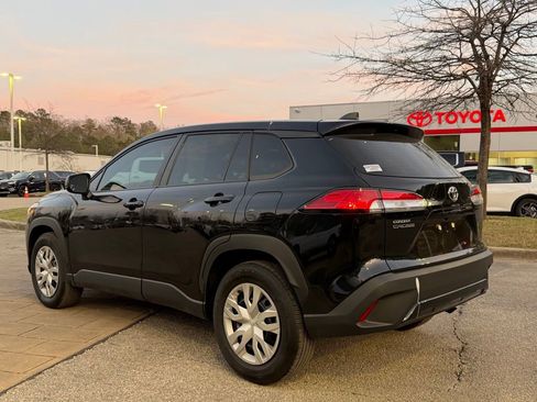 Used 2025 Toyota Corolla Cross L image 2