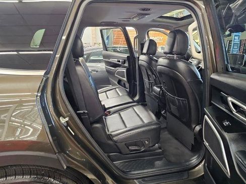 Used 2020 Kia Telluride S w/ S 8 Passenger Seating Package AWD/4WD image 32