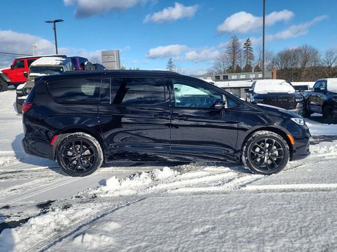 New 2026 Chrysler Pacifica Select w/ S Appearance Package image 4