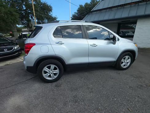Used 2019 Chevrolet Trax LT w/ LT Convenience Package FWD image 2