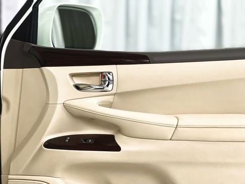 Used 2013 Lexus LX 570 4WD w/ Luxury Pkg image 42