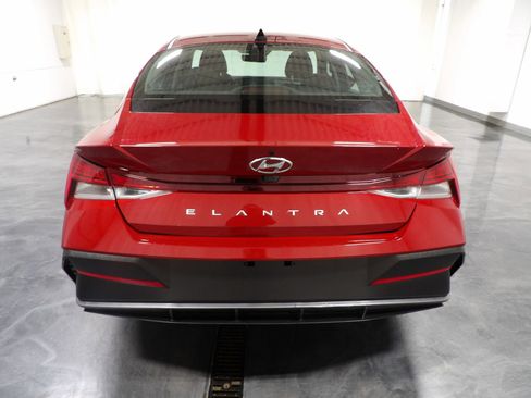 Used 2024 Hyundai Elantra SEL w/ Convenience Package FWD image 6