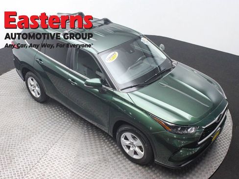 Used 2023 Toyota Highlander LE image 3