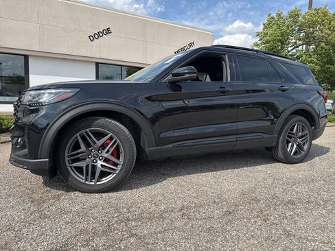 Used 2025 Ford Explorer ST AWD/4WD image 1