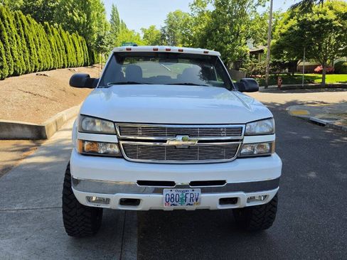 Used 2005 Chevrolet Silverado 2500 LS w/ Heavy-Duty Power Package AWD/4WD image 2