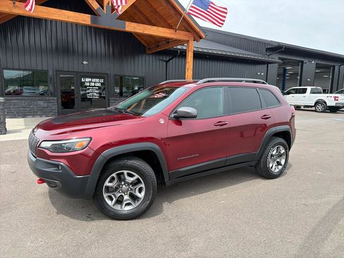 Used 2019 Jeep Cherokee Trailhawk w/ Cold Weather Group AWD/4WD image 1