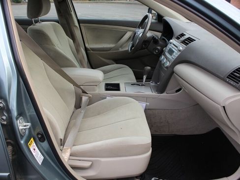 Used 2009 Toyota Camry LE FWD image 17