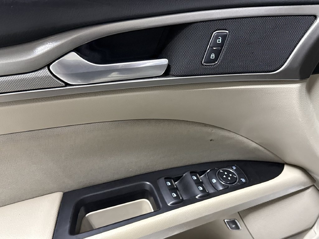 Used 2017 Ford Fusion SE FWD image 21
