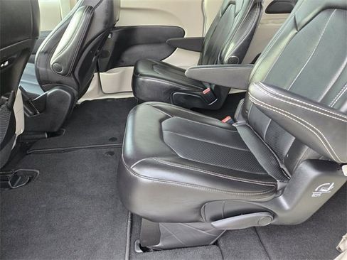 Used 2024 Chrysler Pacifica Touring-L image 11