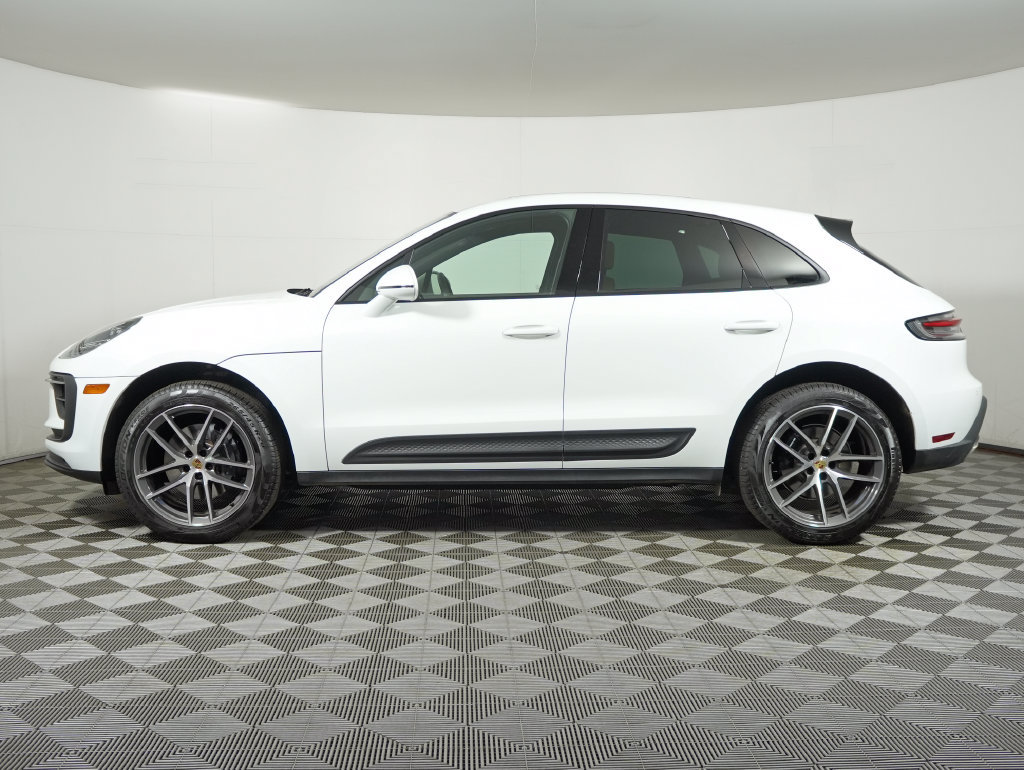 Certified 2025 Porsche Macan AWD/4WD image 2