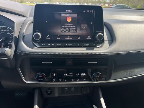 Used 2024 Nissan Rogue SV image 19