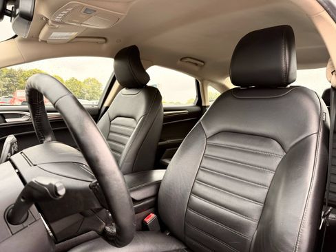 Used 2018 Ford Fusion SE w/ Equipment Group 602A FWD image 16