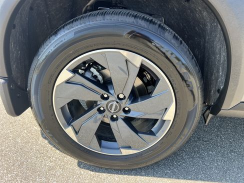 Used 2025 Nissan Rogue SV FWD image 11