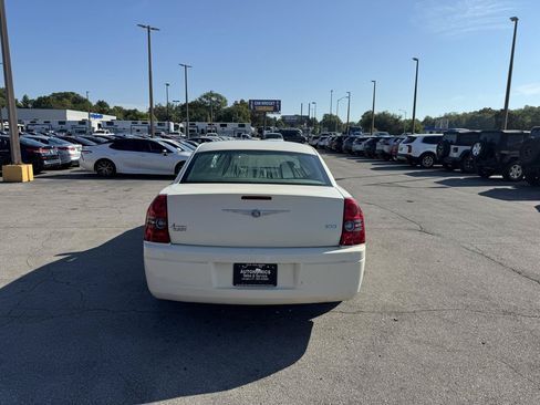 Used 2009 Chrysler 300 LX RWD image 4