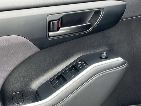 Used 2023 Toyota Highlander LE image 12