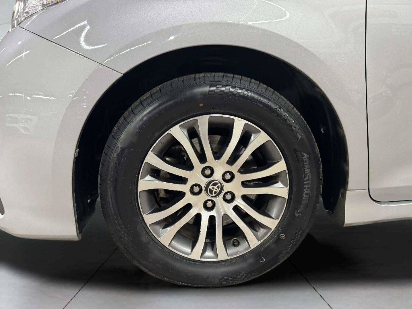 Used 2020 Toyota Sienna XLE Premium FWD image 55