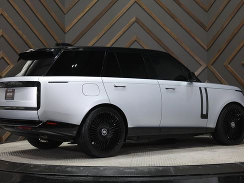 Used 2025 Land Rover Range Rover SE image 2