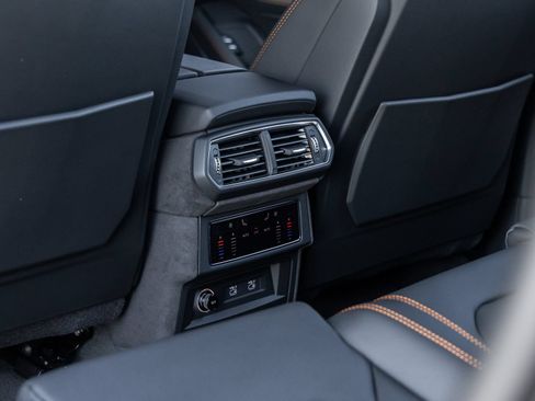Used 2026 Lamborghini Urus SE AWD/4WD image 40