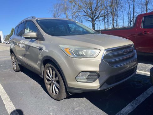 Used 2017 Ford Escape Titanium image 2