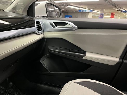 New 2025 Volkswagen Taos SE image 30